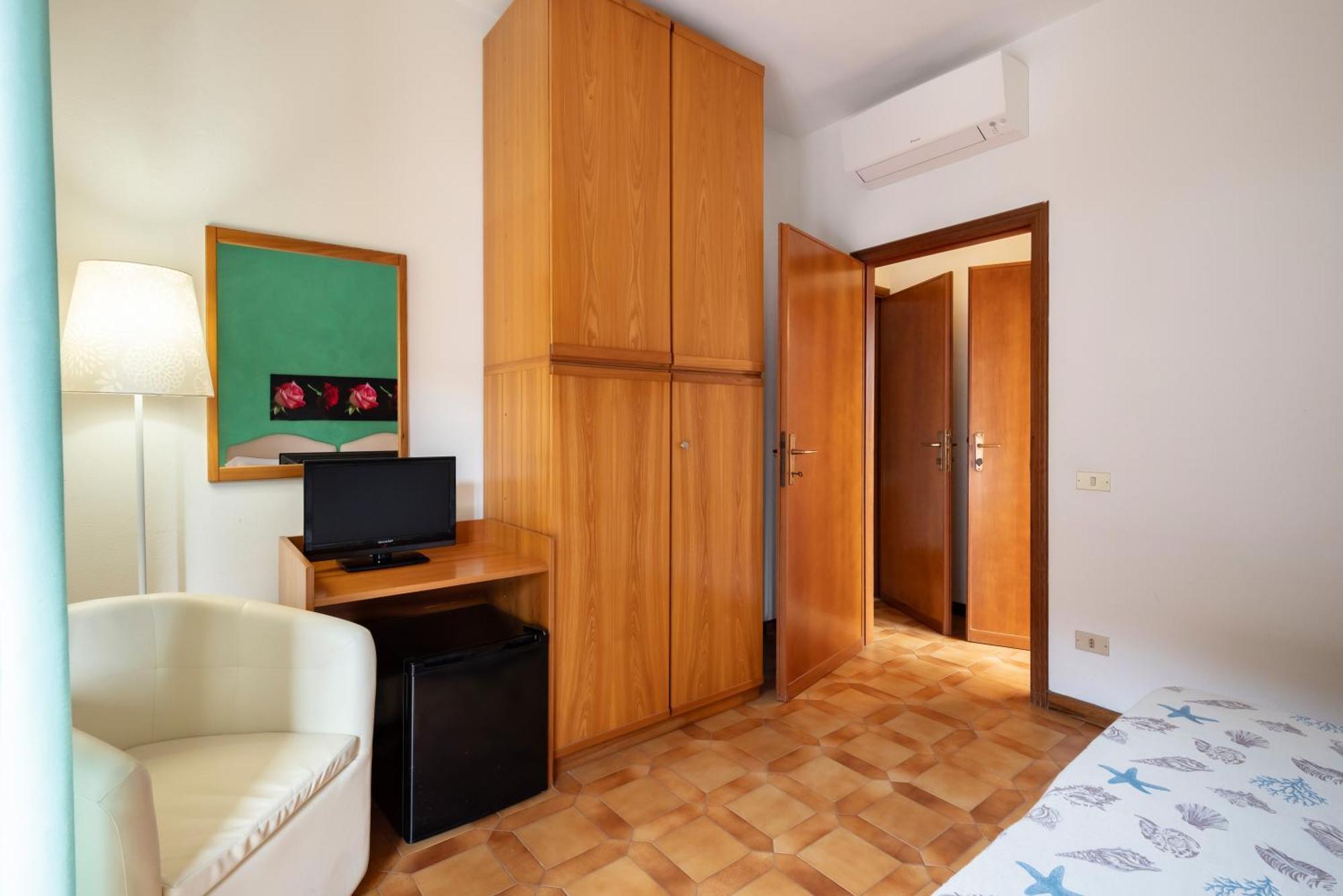 Hotel Parco Dei Pini - 100Mt Dal Mare Follonica Buitenkant foto