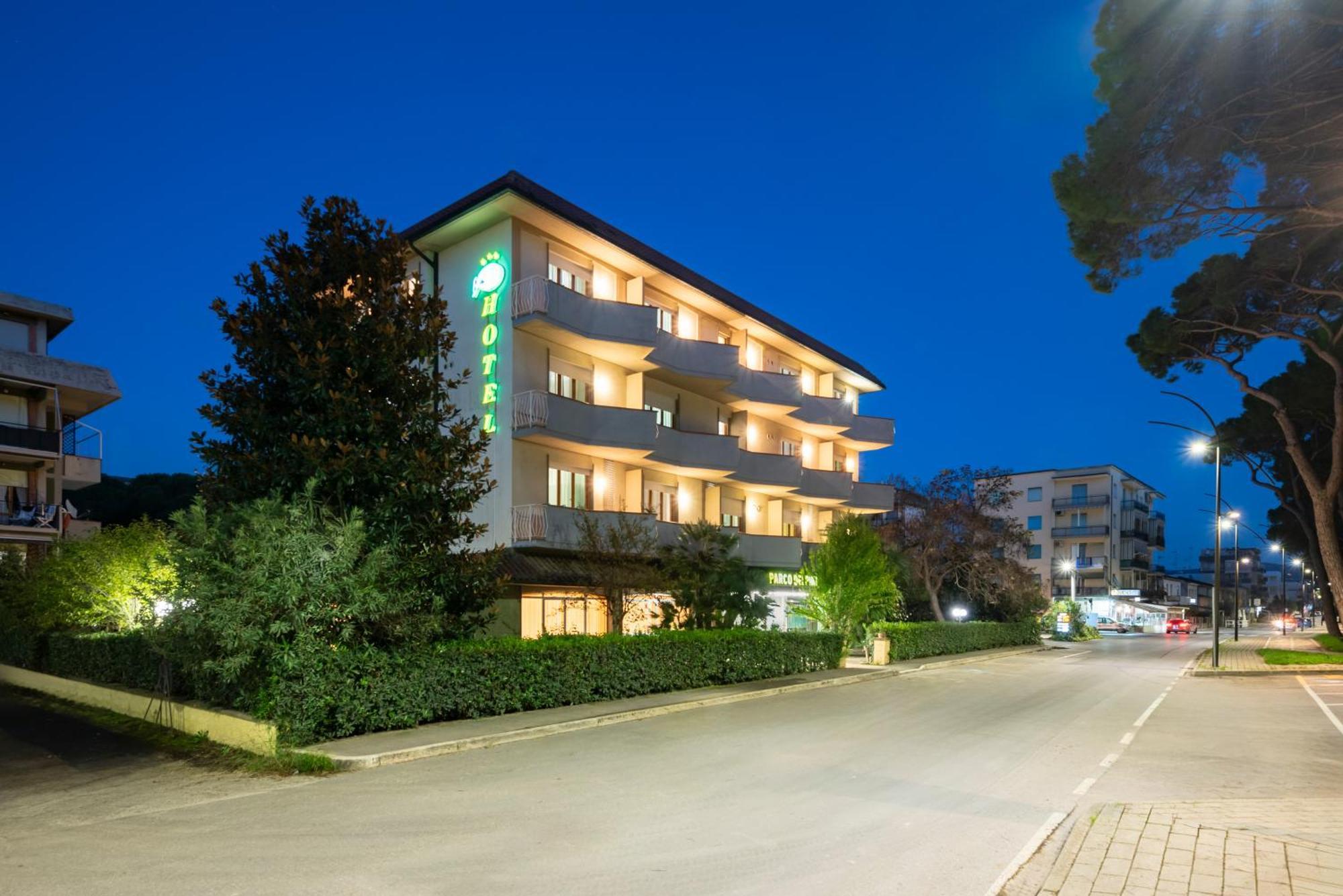 Hotel Parco Dei Pini - 100Mt Dal Mare Follonica Buitenkant foto