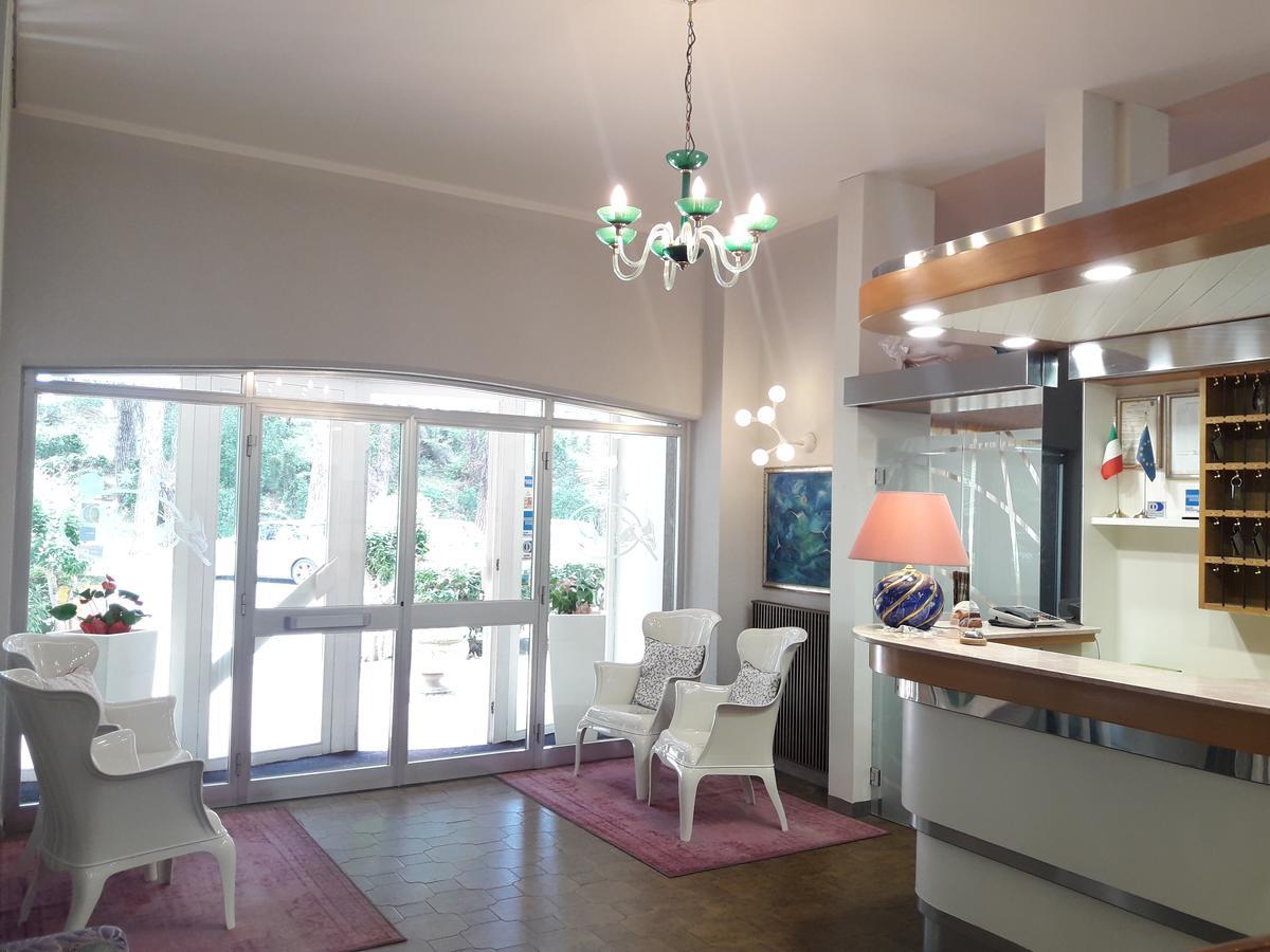 Hotel Parco Dei Pini - 100Mt Dal Mare Follonica Buitenkant foto